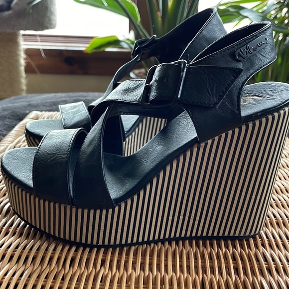✨Host Pick✨ Volcom Platform Wedges NWOB - Picture 4 of 11